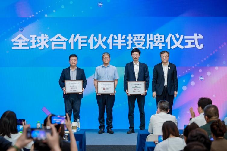 中国联通成为首届世界人形机器人运动会全球合作伙伴(图1)